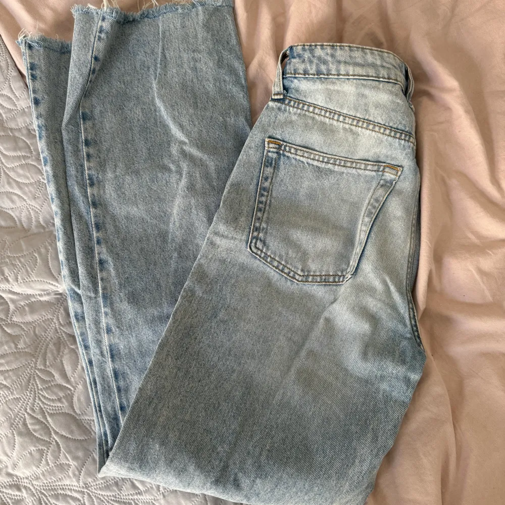 Ljusblå extra högmidjade jeans i bra skick, kontakta mig vid frågor 💐. Jeans & Byxor.