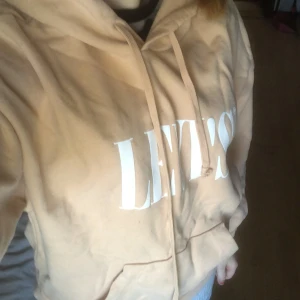Levis Hoodie - Levis hoodie i XS, använd men inget slitage vad jag ser. Köptes för 600kr.