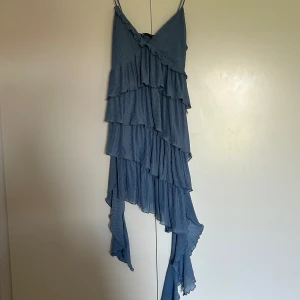 Helt ny klänning från Zara! 💙 - Köptes för någon månad sedan men passade ej, så fin dock och med prislappen kvar 