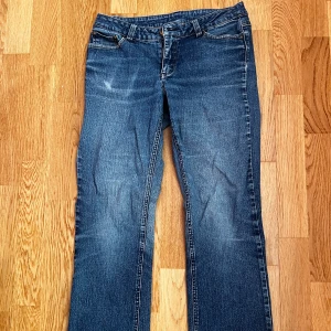 Jeans - Blåa lowaist bootcut jeans 🩵💙