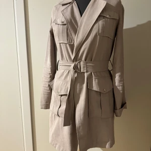 Lätt jacka i fint skick - Lätt jacka i lite sandig beige färg. Jättefint skick.