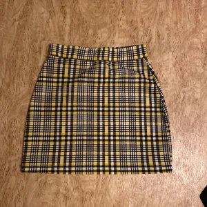 Kjol - Kort kjol, använt en del men ändå gott skick.  Den är från shein och har en tillhörande topp, dm vid intresse av settet. 🩷