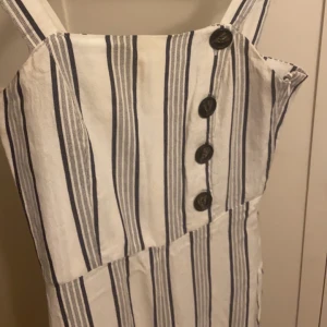 Byxdress  - Randig byxdress, jätte bekväm  Andvänd ett antal gånger (En skråma på högersidan av höften) Kan diskuteras pris  Köpt för 650 Skriv innan ni köper!!!!!