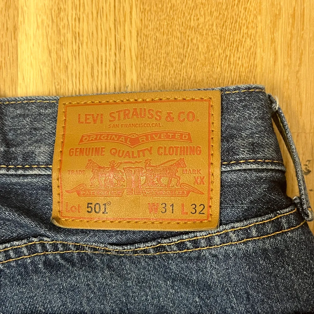 Säljer dessa feta levi’s jeans i riktigt bra skick utan några defekter. Säjler den här feta mörkblå. Storlek 31/32 | Nypris~1100 | Kom PM för fler frågor, pris kan diskuteras vid snabb. Jeans & Byxor.