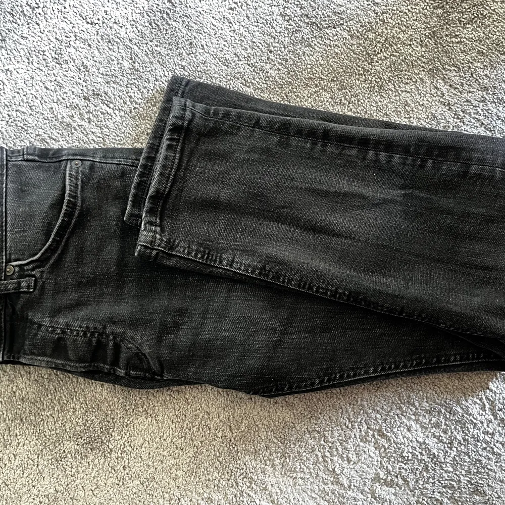 Schyssta och sparsamt använda svarta jeans från Jack and Jones! Storlek 28/30 Dm för frågor! . Jeans & Byxor.
