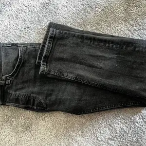 Schyssta och sparsamt använda svarta jeans från Jack and Jones! Storlek 28/30 Dm för frågor! 