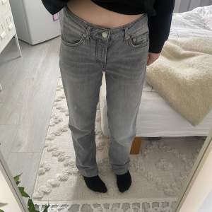 Lowwaist jeans från lager 157 i storlek xs men passar s, nypris 400 kr. Modellen heter icon. De är uppsydda till mig som är ca 160 men passar både längre och kortare(säljer blå i storlek s också)