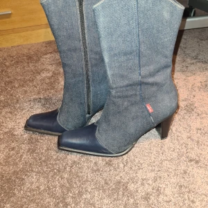 Levis stövlar i denim och skinn - Strl 39. Superfint skick, endast använda ett fåtal gånger innan mina fotproblem satte stopp för denna typ av skor