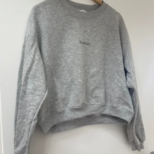 Rodebjer tröja/sweatshirt - Stl xl och passar L. Boxning modell. Nyskick. Den grå är tvättad 1 gång den svarta oanvänd. 