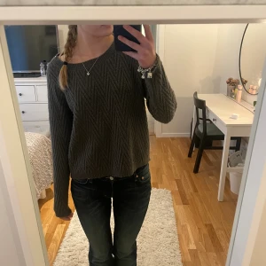 Stickadtröja  - En söt gråaktig stickad tröja från Vero Moda i storlek M som tyvärr inte kommer till användning längre💖💖