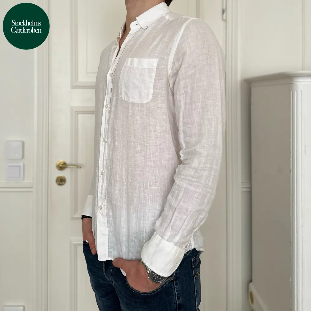 Linneskjorta från Massimo Dutti | Storlek: M - Skicket på skjortan är väldigt bra utan defekter - Vårat pris: 399kr - Modellen är 187cm och väger 80kg. . Skjortor.