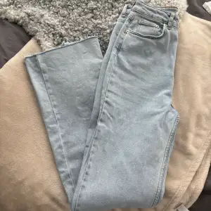 Ljusa snygga jeans från NA-KD. Endast använda en gång, är som nya. 