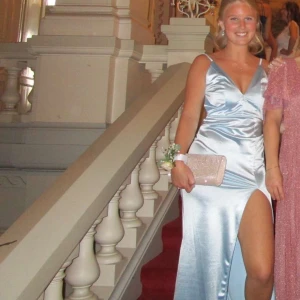 Balklänning  - Säljer nu min fina balklänning som endast är använd 1 gång 💙 silkesmateriel och skimmrar väldigt fint i solen 