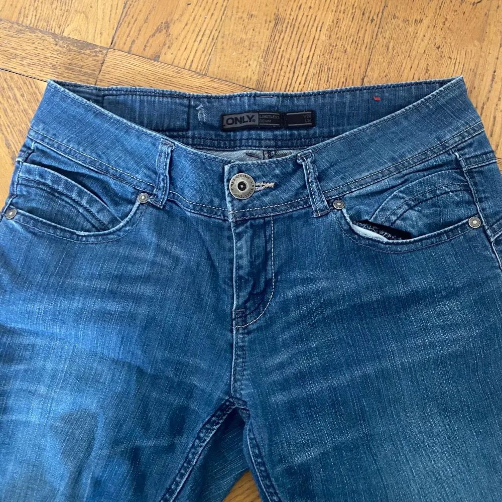 Jättesnygga lågmidjade Only jeans med coola fickor. Säljer för att de tyvärr är för långa för mig. . Jeans & Byxor.