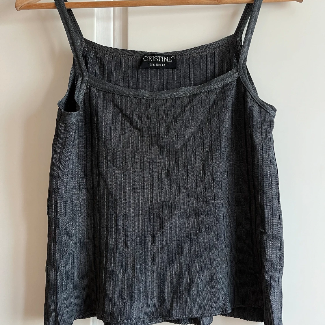 Mörkgrå skrimrig topp