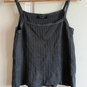 Mörkgrå skrimrig topp - Mörkgrå/silvrig topp i fint skick, skriv för mått m.m, står ingen storlek men passar mig som har S