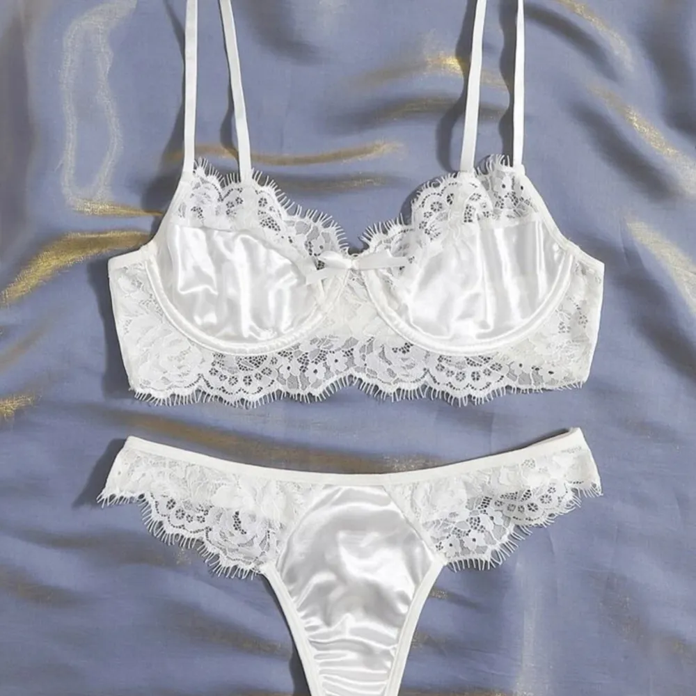 Fint vitt underklädes set med spets detaljer, endast testat, tyvärr för litet, storlek M, säljer för 150kr + frakt eller prisförslag💋. Muu.