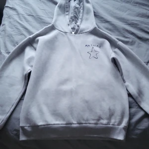 Ma chérie hoodie - Säljer min ma chérie hoodie då en ibte kommer till andvändning! Jag har andvänt den ca 2 gånger då den är i bra skick!