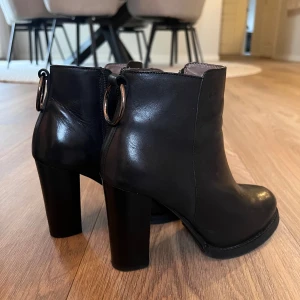 Klackar - Stängda klackar i bra skick 