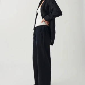 Svart linnebyxa  - Svarta linnebyxor från gina tricot. Mycket bra skick, knappt andvända. Storlek XS. Ordinarie pris 400kr säljer för 200kr