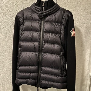 Moncler Cardigan Nyskick - Hej säljer denna supersnygga Moncler Cardigan då jag inte använder den. Den är köpt förra året på NK och kvitto finns. Den är använd max 3 gånger och ser helt ny ut. Det är storlek  Den är slutsåld överallt och går inte att få tag i. Nypris ca 8500kr