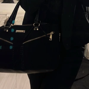 Handväska  - Superfin handväska ifrån river island🖤finns defekter som syns på bilderna men ändå uperfin och de syns inte så mycket i verkligheten enligt mig 🖤säljs då den tycker inte kommer till användning längre 
