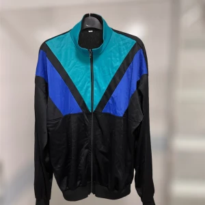 Träningskofta  - Skön och tunn kofta som jag tycker passar perfekt till tex träning och löpning! Tillverkad i Danmark och är i storlek L