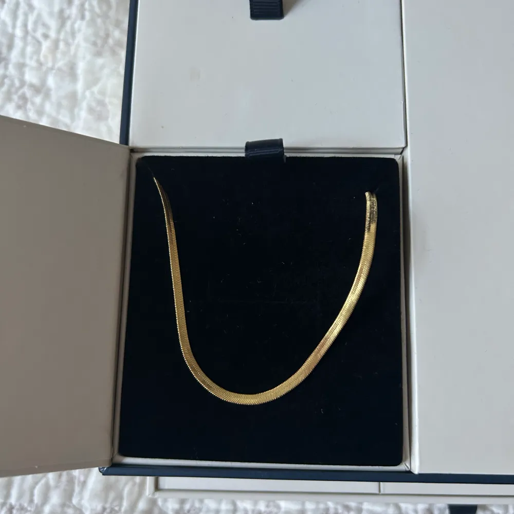 Ett helt nytt halsband från Muli collection. I modellen Thin snake Cain necklace.  Nytt pris är 499kr  Säljer för 300kr . Accessoarer.
