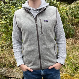 Patagoinia väst  - Syggfleecevästen från Patagonia | storleken är XL men är liten i storleken, personen på bilden är 187cm så skulle säga L | Fint skick bortsett från att dragkedjan är svår att knäppa, men funkar precis som den ska | hör av dig vid frågor