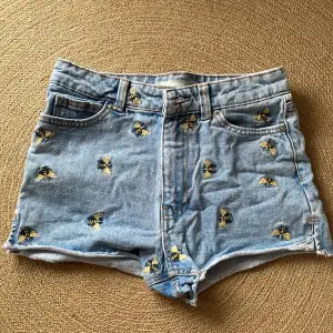 Embroidered bee jeans shorts  Used but in good condition 