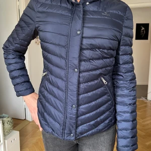 Gant damjacka - Oanvänd fin figursydd allround jacka. Stl. Small Nypris: 2600kr