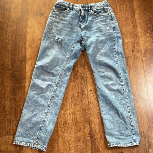 Lindex jeans med snyggt hål - Lindex jeans med snyggt hål fraktar så fort jag kan efter du köpt varan📦✅ nån orange fläck se på bild 3 men går att få bort