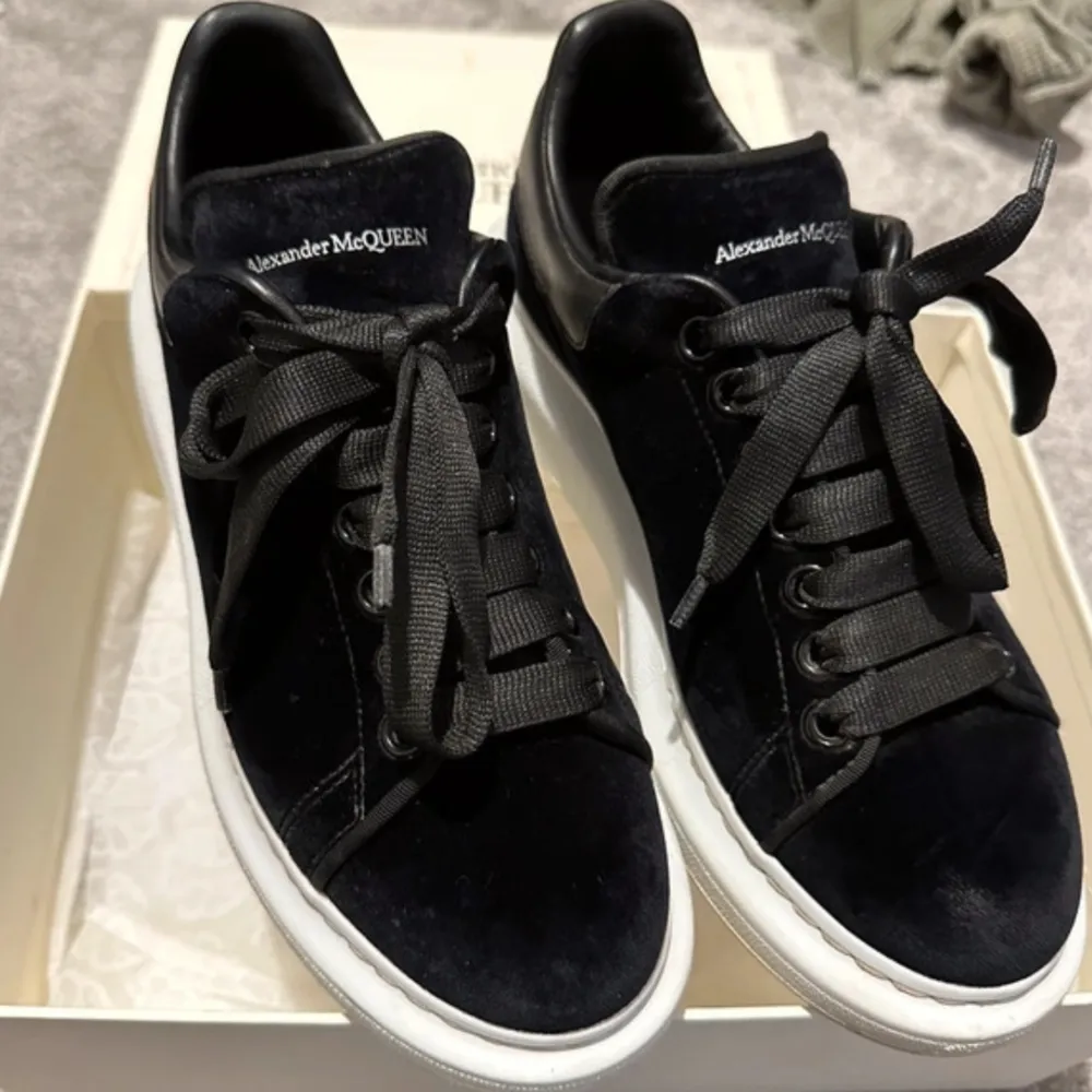 Säljer mina Alexander McQueen sneakers i svart velour. Sååå snygga. True to size. Så bra skick de kommer bara aldrig till användning tyvärr. Nypris runt 5000 kr. Säljer för 2 500 kr!!!!! ❤️ möts i Stockholm eller postar. Har box kvitto ALLT ingår. Skor.