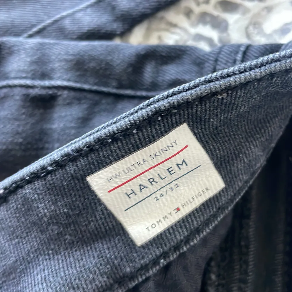 Skinny svarta jeans storlek 24/32 från Tommy hilfiger nyskick . Jeans & Byxor.