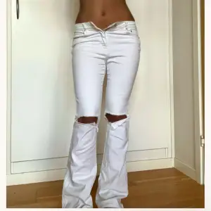 Vita, slitna, utsvängda jeans! Så fina. Jage 168. Midjemått 37cm rakt över innerben 83,5. Köp via köp nu direkt eller Swish! Mina bilder, använd dom inte💗