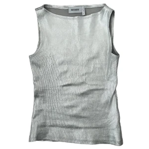 Silvrig topp - Ribbstickad silvrig topp från Weekday - perfekt till fest eller nyår⭐️ Använd en gång