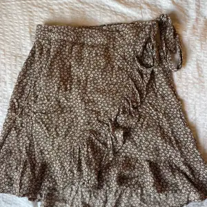 Säljer en omlott kjol från Bikbok i storlek xs🩷 Inga defekter, köpt i fjol, pris kan diskuteras🤗