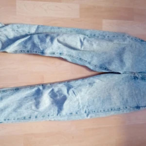 Jeans  -  Jag har ett par fantastiska blå jeans till salu som skulle vara perfekta för dig om du är runt 158-160 cm lång. Dessa jeans är både stiliga och bekväma, och de kommer definitivt att ge dig en snygg look! Köparen står för frakten.