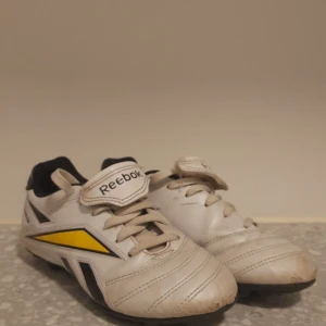 Konstgärs fotbollsskor  - Används inte då de har blivit små annars funkar de felfritt.    PRIS KAN DISKUTERAS VID SNABBA AFFÄRER. Vid några fårgor kontakta gära mig.  