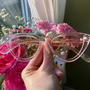Aldrig använda rosa H&M Solglasögon, de är lite cateyed formade 💞🎀 