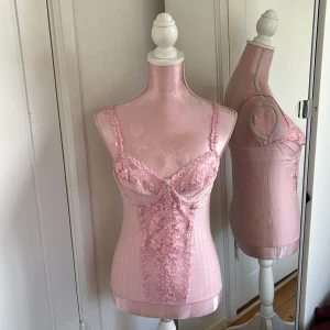 Topp - Korsett likande topp med spets detaljer 🌸 står inte storlek men sitter som en S