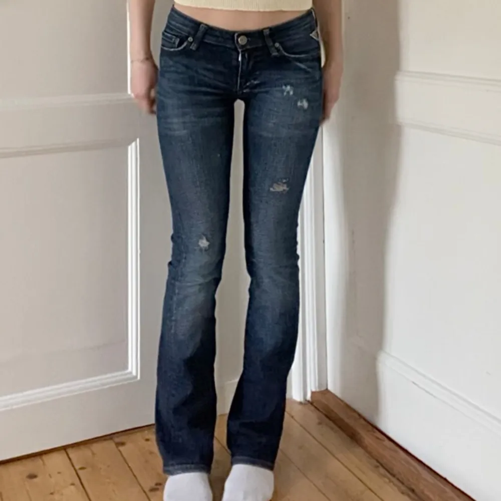 Säljer dessa super snygga jeans från replay⚡️ De är i mycket bra kvalitet🤍 strl= 26W 32L. Jeans & Byxor.