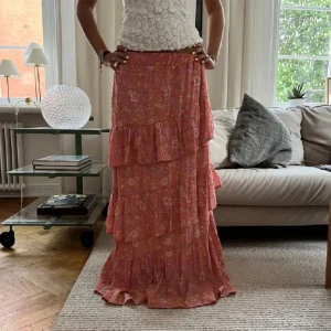 Långkjol - TRYCK PÅ KÖP NU! Jättefin långkjol som inte kommer till användning. Använd ca 5 ggr i somras. Går ner till golvet för mig som är 174 om man har den lågmidjat 💕perfekt på någon som är runt 165-170 kan jag gissa 💕 köptes för 700kr