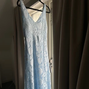 Blå balklänning/långklänning - Ljusblå balklänning/långklänning. Aldrig använd, men kan ej returnera den längre. Storlek S🩵