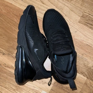 Nike 270 - Säljer mina Nike270’s då de är för små för mig. Dem har ett litet hål som är omärkbart. Skicket på skorna är 10/10