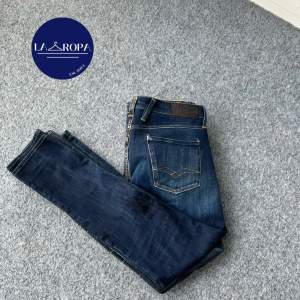1. Replay Anbass jeans i en väldigt schysst färg. Modellen på bilden är 178 och väger 74kg. Jeansen är i väldigt bra skick kontakta oss för fler frågor eller funderingar!🤩