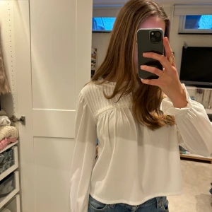 Vit blus - Så söt somrig blus från Zara, stl 13/14 men passar mig som brukar ha S