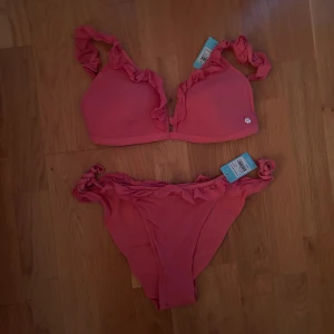 Bikini från twilfit - Helt ny bikini från twilfit, nypris trosor 249kr och nypris överdel 299kr, säljs tillsamamns för 200kr. Storlek M