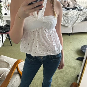 Vit topp - Säljer nu denna vita topp från zara då den aldrig kommit till användning!🥰 klicka på köp nu vid intresse av köp!