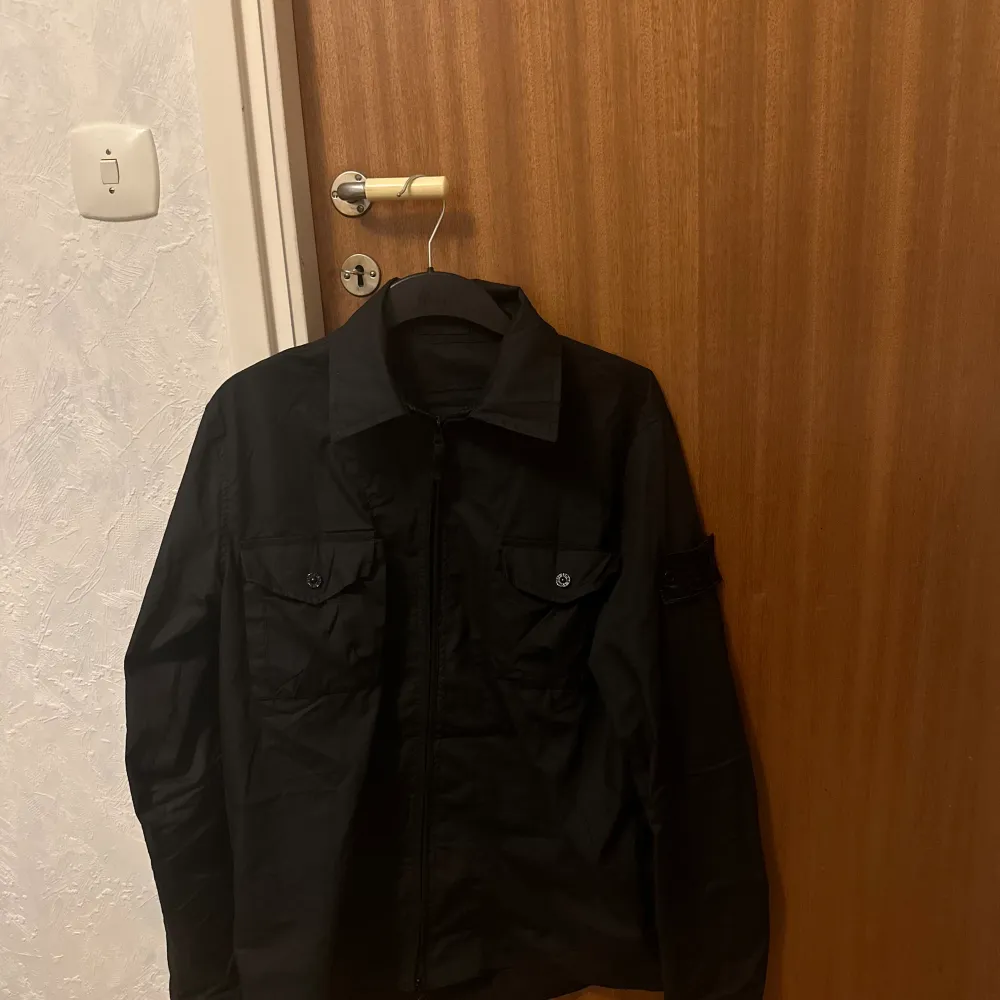 Ta chansen nu att köpa en nästan helt ny Stone island overshirt som är hur stillig och fräsch som helst, cond på den är 9/10 och säljer den på grund av att jag fick den i present men har ganska mycket likadant i garderoben. Skriv vid intresse. Jackor.